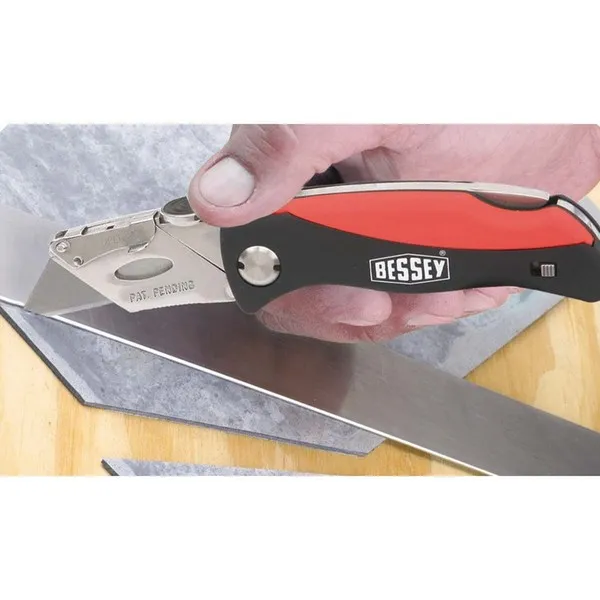 Coltello con lama ripieghevole nel manico Bessey DBKPH
