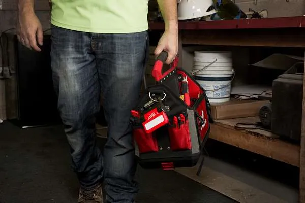 Torcia tascabila a faro Milwaukee 550L L4 FFL-301
