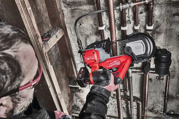 Sega a nastro Milwaukee M12 FBS64
