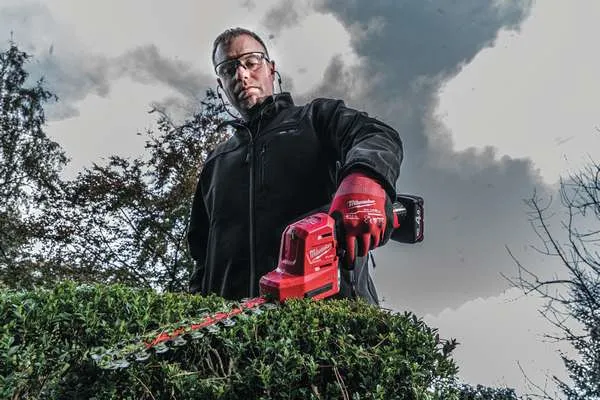 Tagliasiepi Milwaukee M12 FUEL con lama M12 FHT20