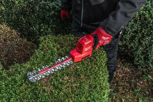 Tagliasiepi Milwaukee M12 FUEL con lama M12 FHT20
