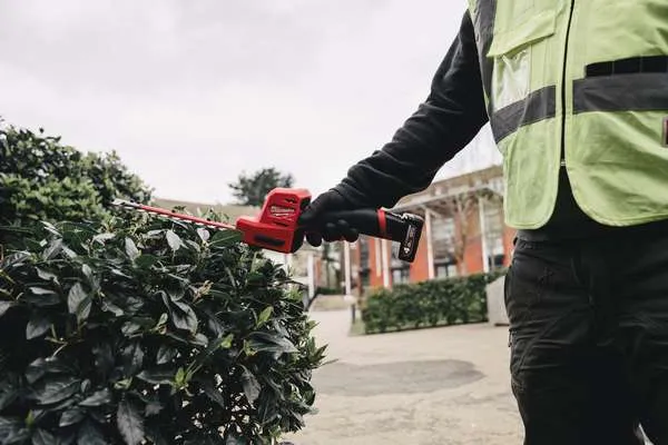 Tagliasiepi Milwaukee M12 FUEL con lama M12 FHT20