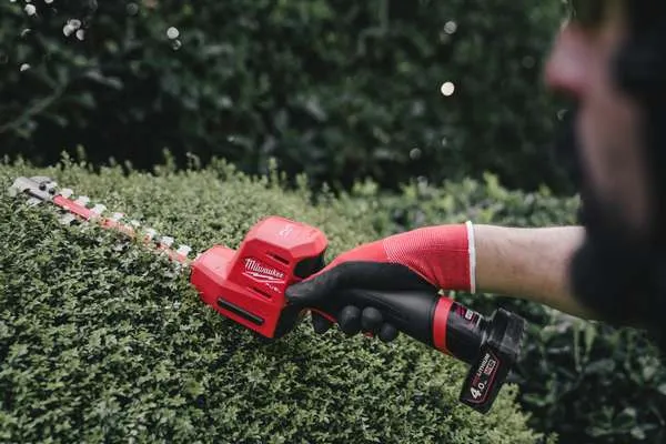 Tagliasiepi Milwaukee M12 FUEL con lama M12 FHT20