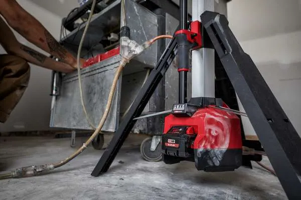 Torre faro led multidirezionale Milwaukee M18 HOSALC-0